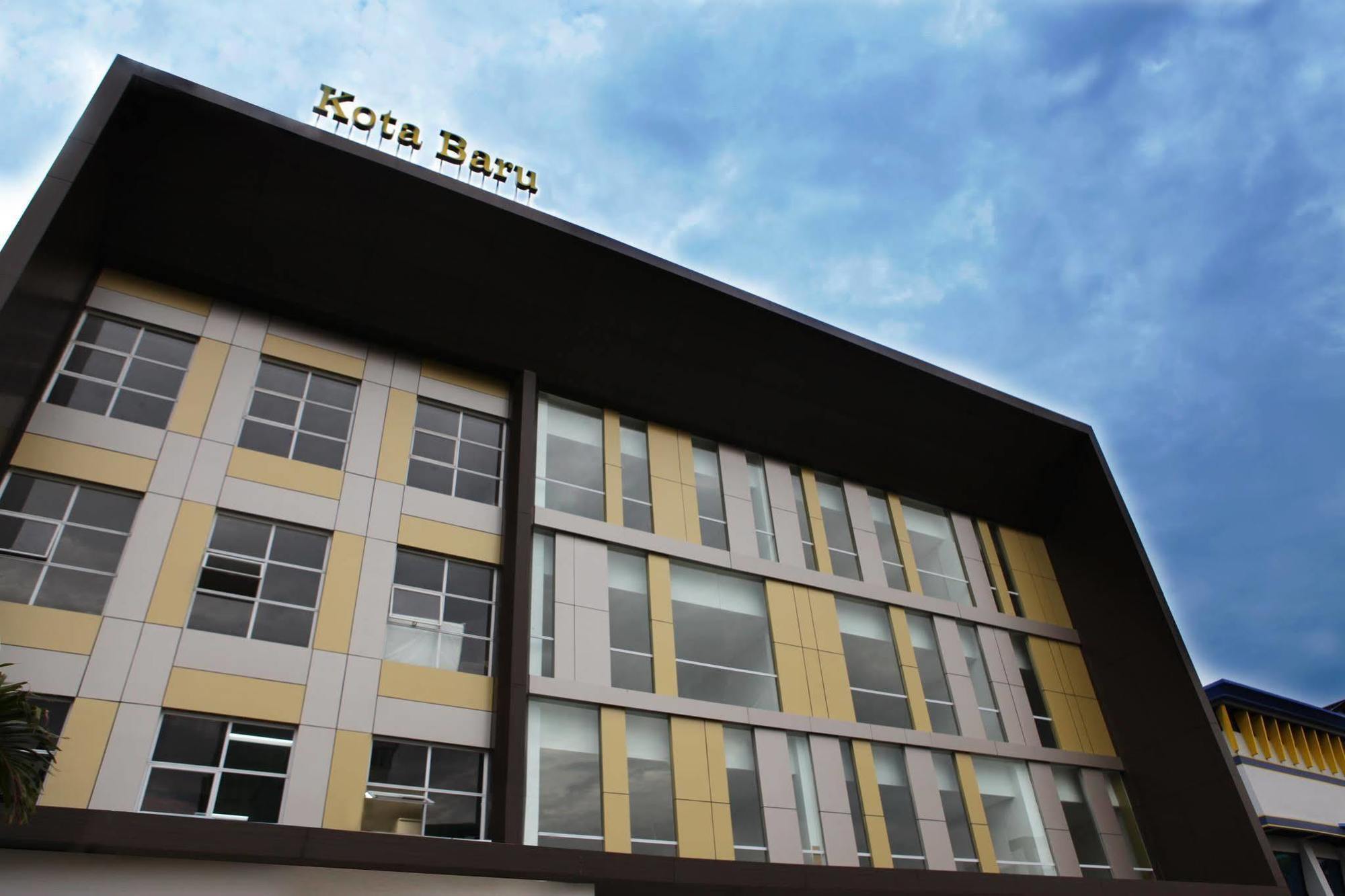 Maestro Hotel Kota Baru Pontianak Exterior photo