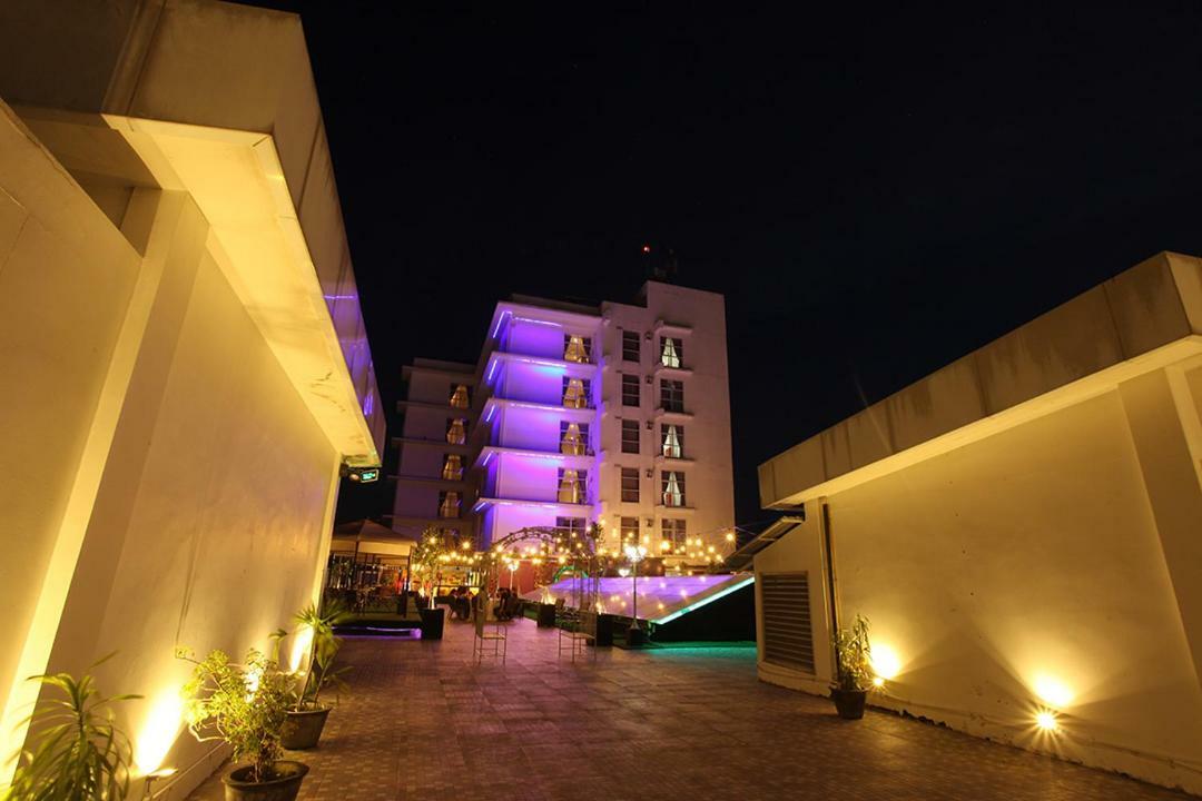 Maestro Hotel Kota Baru Pontianak Exterior photo